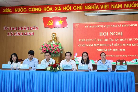 A group of people sitting at a table with a signAI-generated content may be incorrect.