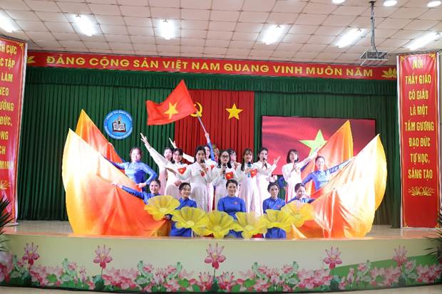 A group of people on a stageAI-generated content may be incorrect.