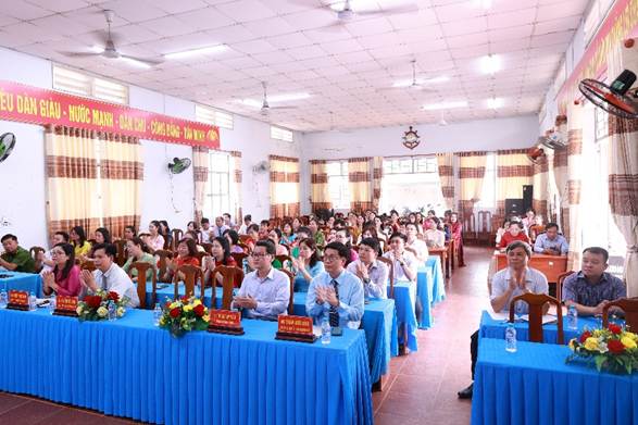 A group of people sitting at tables in a roomAI-generated content may be incorrect.