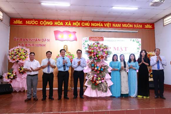 A group of people standing on a stageAI-generated content may be incorrect.