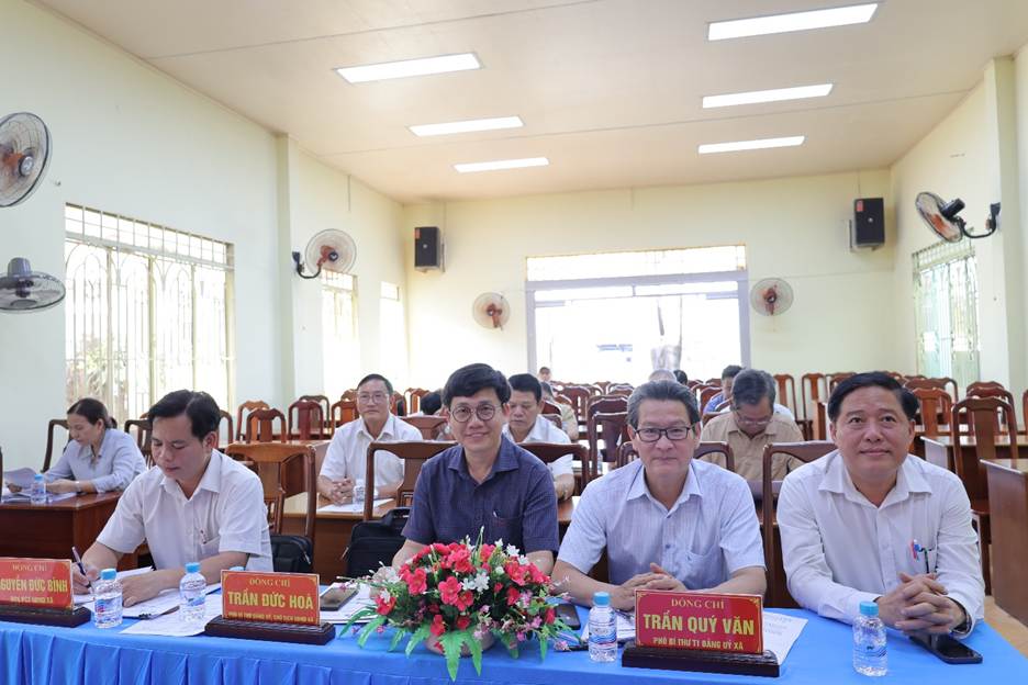 ''A group of people sitting at a table

AI-generated content may be incorrect.''