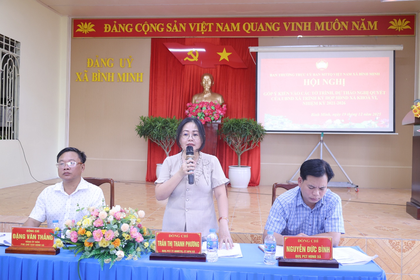 ''A group of people sitting at a table

AI-generated content may be incorrect.''