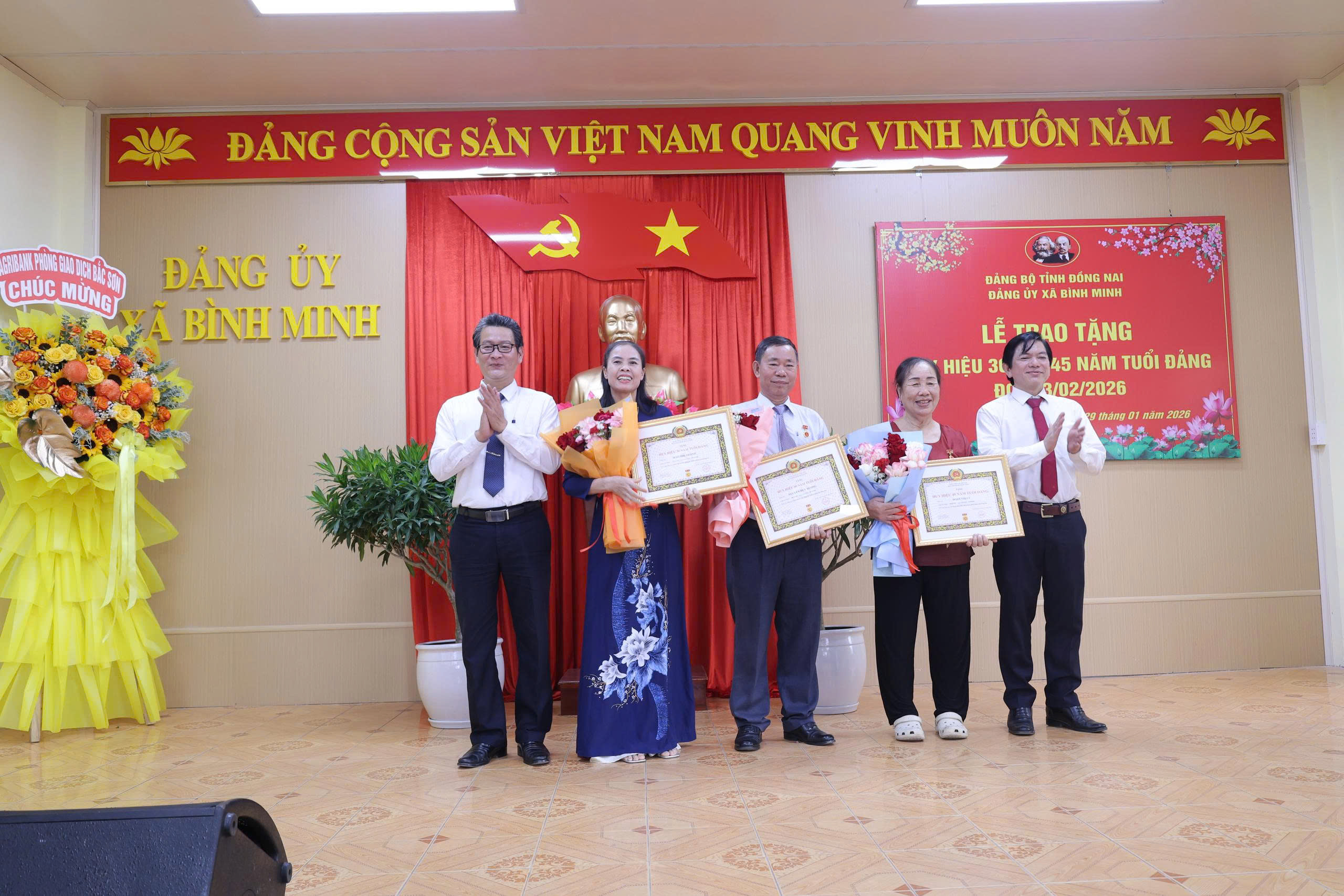 Description: C:\Users\User\Desktop\gen-h-z7481033824217_cc1308f3e657d1563e5a9f5be5572c3a.jpg